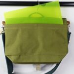背面にポケットあり！Ｂ4サイズ入ります。