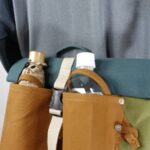 前面に入れたペットボトルは、ループで止められます。