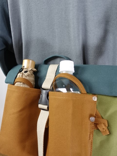 前面に入れたペットボトルは、ループで止められます。